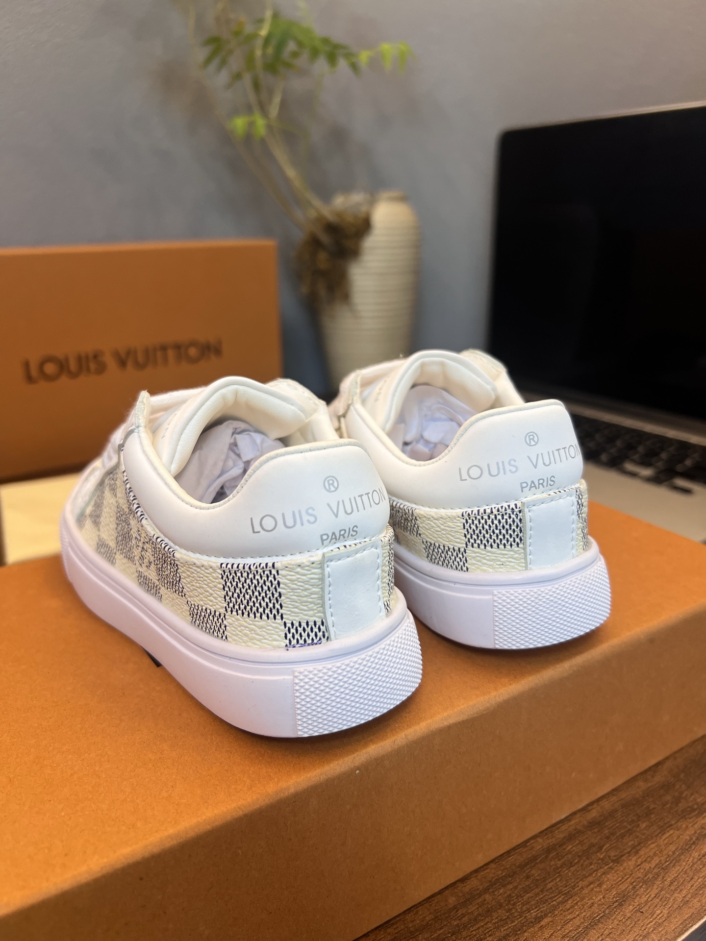 Children's shoes child
